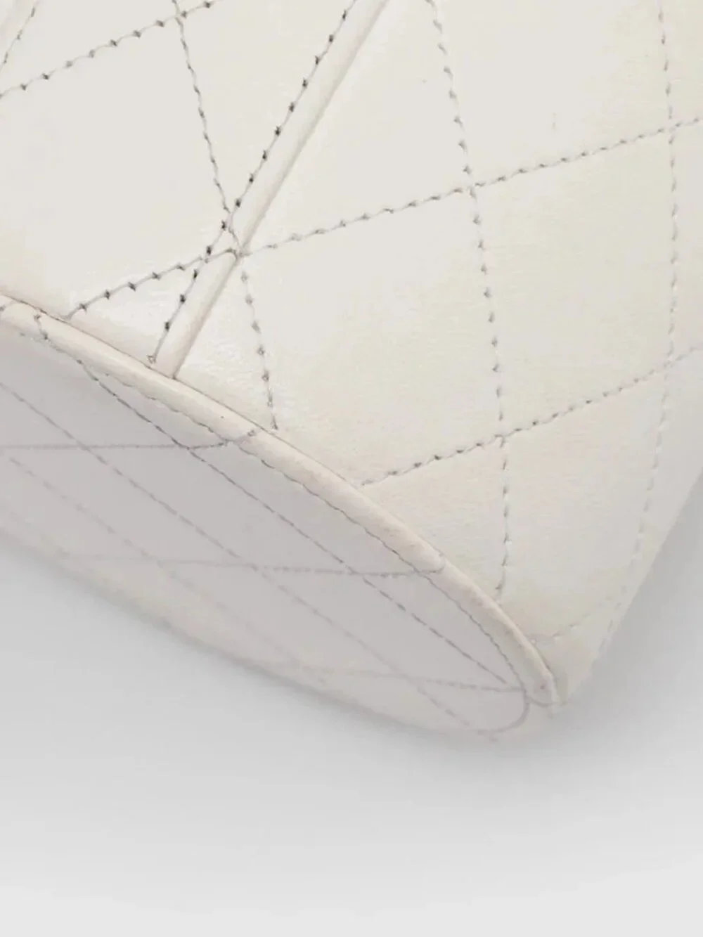 Chanel White Quilted Leather CC Logo Round Small Vanity Case with Chain Bag